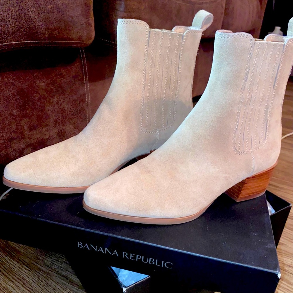 NEW Banana Republic Tan Booties